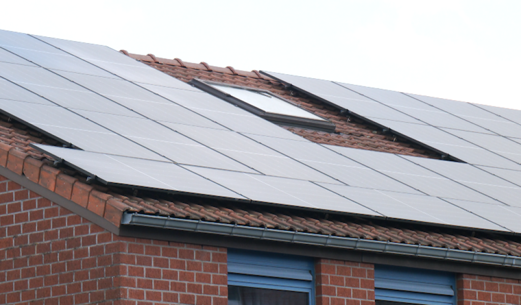 Des panneaux photovoltaïques sur le toit des écoles