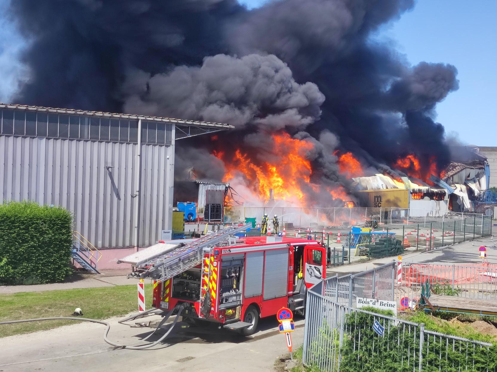 Incendie dans un entrepôt textile à Tubize : le point sur la situation