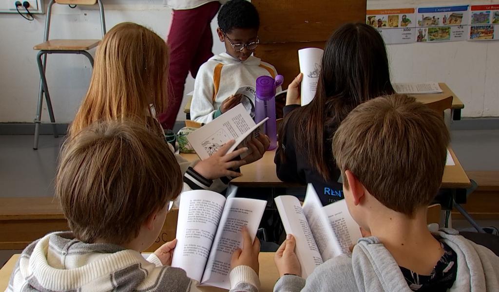 Les élèves du Collège Cardinal Mercier découvrent le livre qu'ils ont écrit