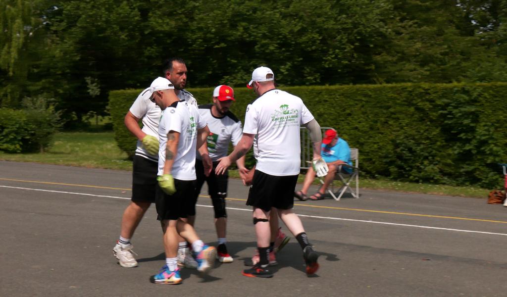 Balle pelote : Nil-Saint-Vincent se bat (bien) avec les moyens du bord