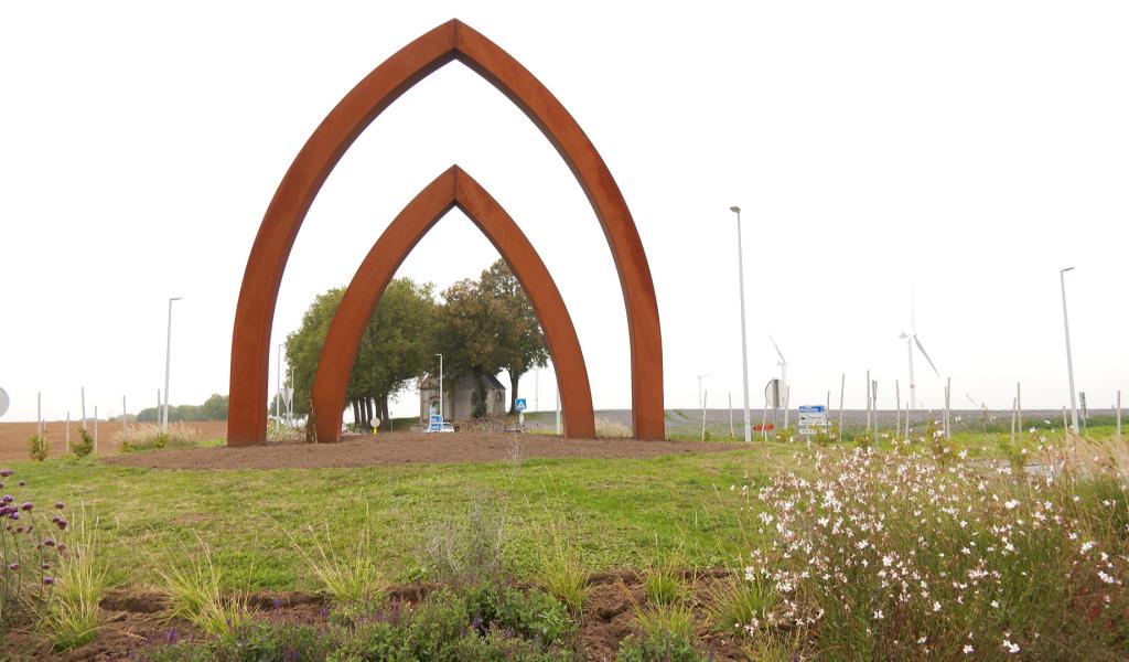 Deux arches gothiques pour évoquer l'Abbaye de Villers à la porte d'entrée sud de la commune