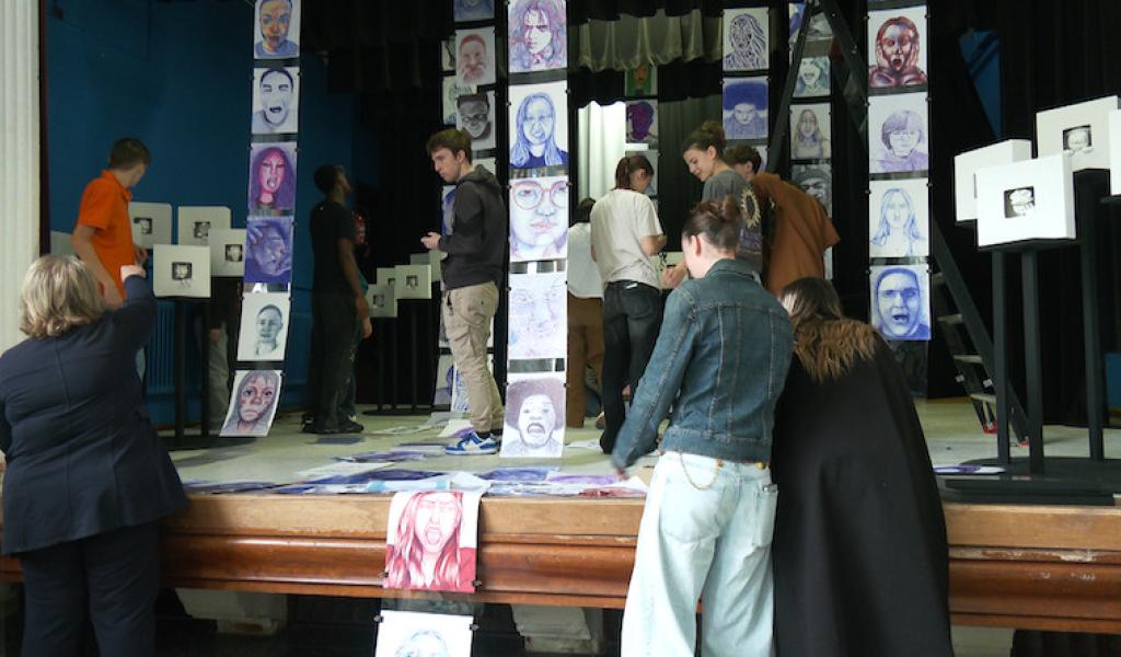 Exposition : Les artistes de Court-Saint-Etienne rencontrent les talents de demain