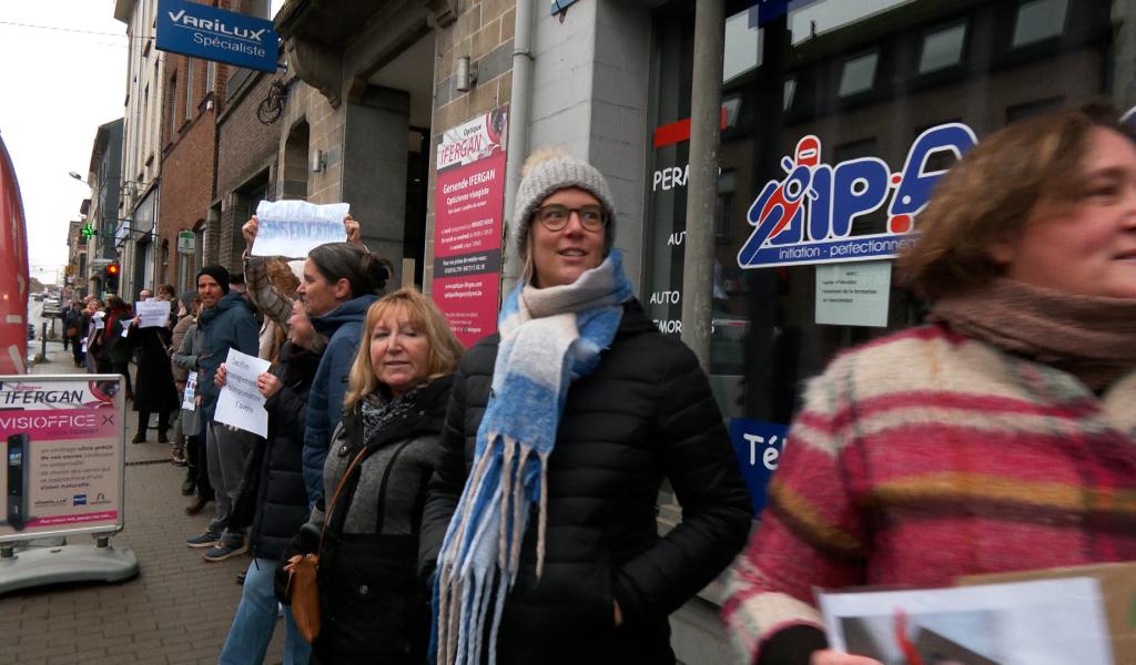 A Jodoigne, une chaîne humaine d’enseignants pour dire non aux réformes