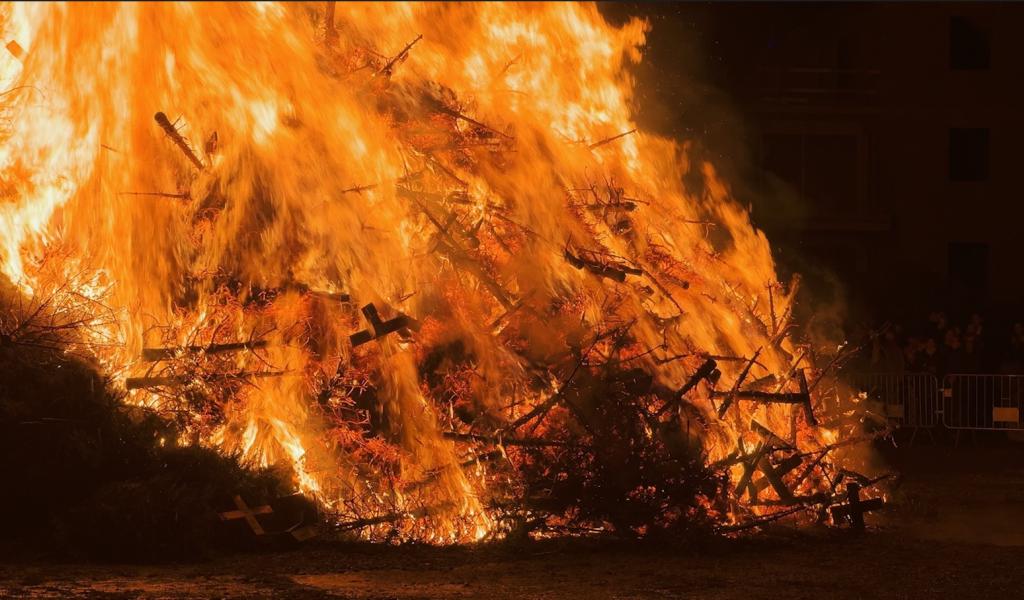À Braine-l'Alleud, le feu de sapins démarre l'année sur de bonnes braises
