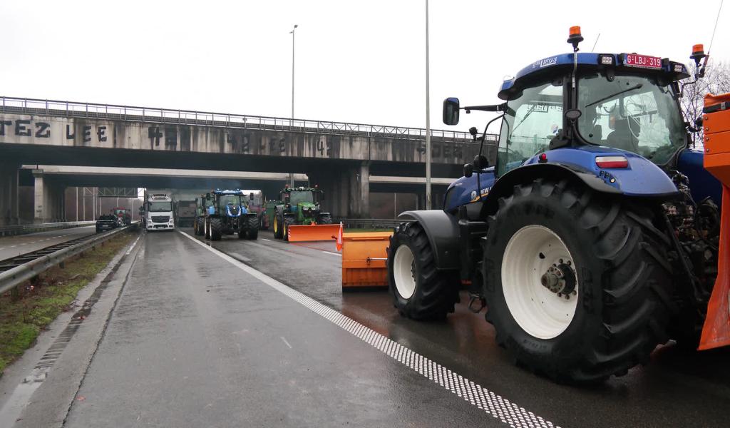Accord UE-Mercosur : les agriculteurs bloquent l'échangeur entre Haut-Ittre et le Ring de Bruxelles