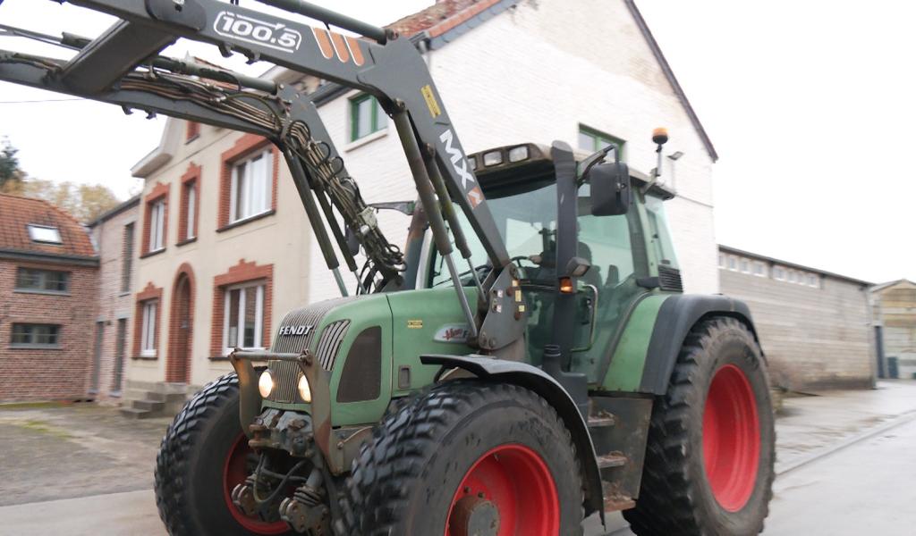 Un panneau, un débat rural : nos routes sont-elles adaptées aux engins agricoles d’aujourd’hui ?