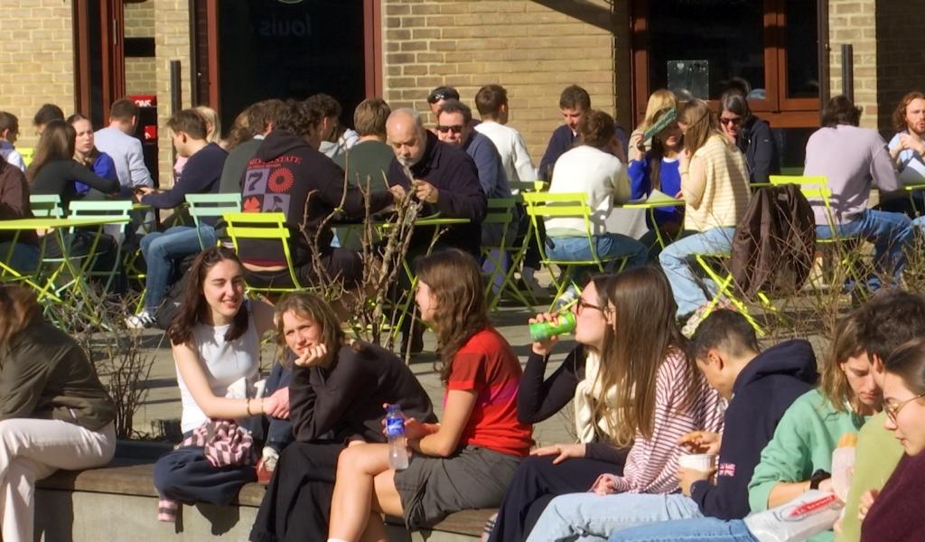 Le soleil relance la saison des terrasses à Louvain-la-Neuve