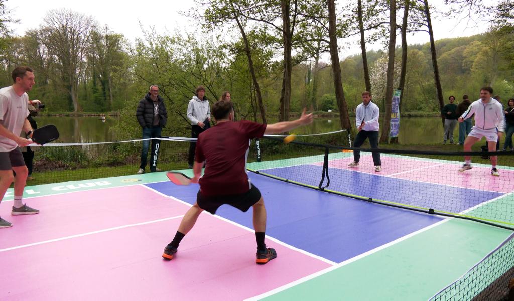 Un terrain éphémère de Pickleball à la plage de Renipont