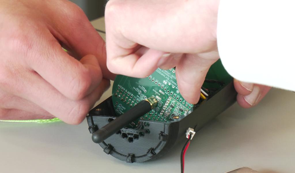 Des élèves de rhéto préparent le lancement d'un mini-satellite