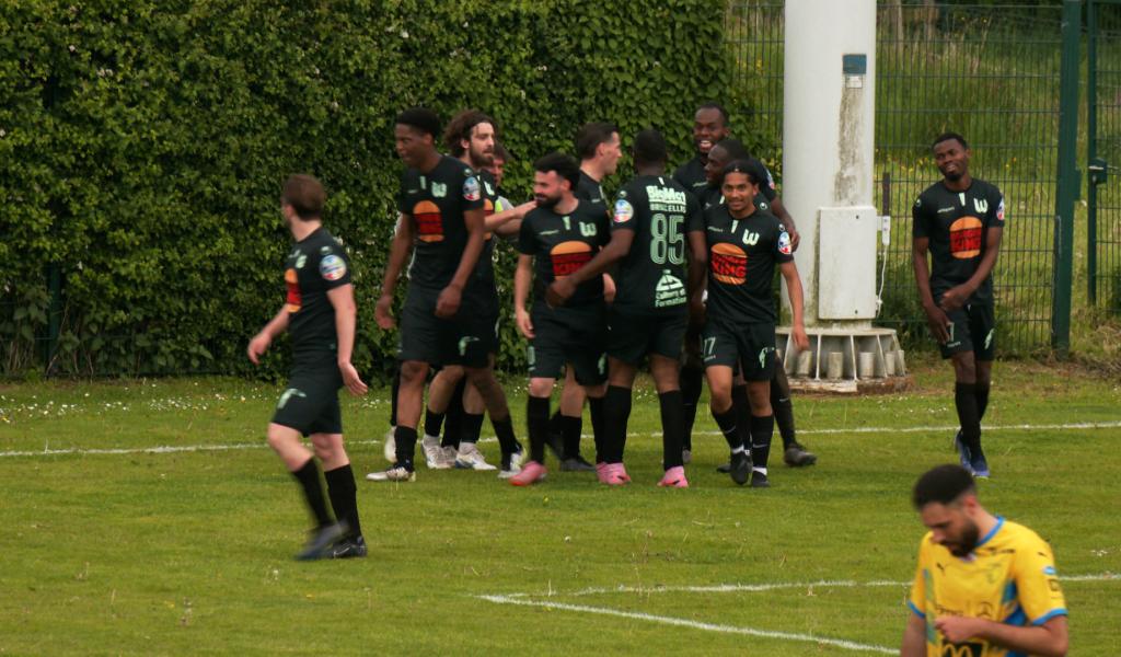 Football P1 Tour Final : Waterloo créé la surprise face à Saintes et rejoint Genappe en finale