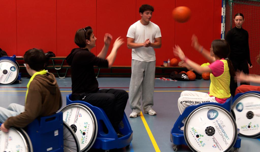 Des jeunes relèvent le défi du handisport à Nivelles