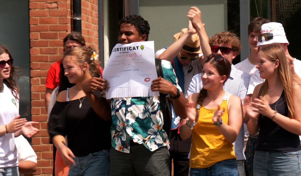 Court-Saint-Étienne : une fausse proclamation pour dénoncer les réformes dans l’enseignement
