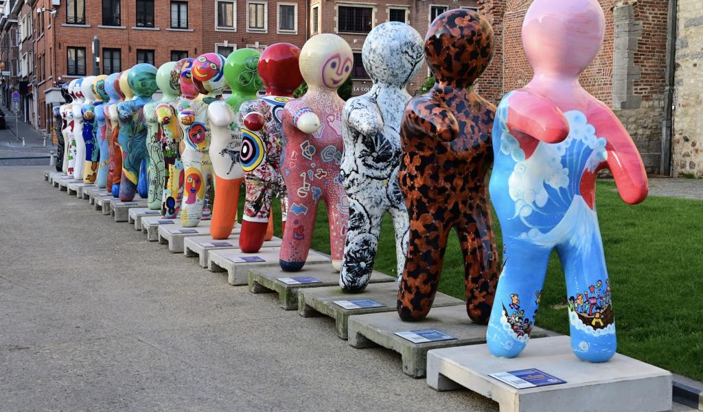 kDolls à Nivelles : des œuvres d’art inspirées de poupées envahissent la ville