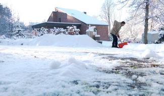 Intempéries : Les ouvriers communaux s'activent pour déneiger les routes
