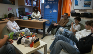 Des poufs en tissus de montgolfière créés par des élèves du Verseau à Wavre