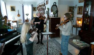 Bernadette Jansen enseigne le violon selon la méthode Suzuki depuis 50 ans