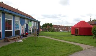 Une yourte comme "classe dehors" à l'école Ferrer de Tubize