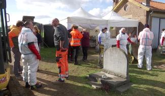 Exhumation d'assainissement au cimetière de Nethen