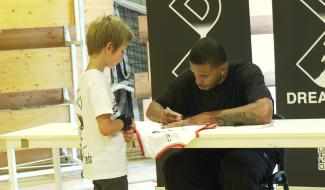 Toumani Camara fait rêver les jeunes à Braine-l’Alleud