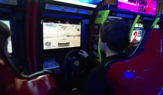 Après-midi solidaire dans une salle d'arcade pour des jeunes issus de centres d'accueil