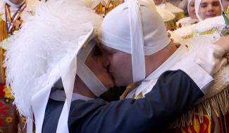 Un Gille et une Paysanne se disent "oui" pendant le carnaval de Nivelles