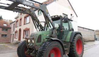 Un panneau, un débat rural : nos routes sont-elles adaptées aux engins agricoles d’aujourd’hui ?