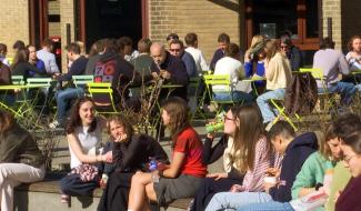Le soleil relance la saison des terrasses à Louvain-la-Neuve