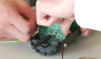 Des élèves de rhéto préparent le lancement d'un mini-satellite