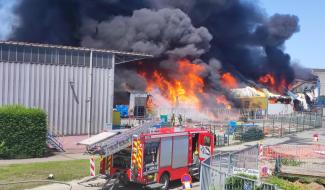 Incendie dans un entrepôt textile à Tubize : pas d'amiante détectée dans les fumées