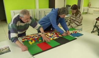 Nivelles: construction d'une rampe d'accès PMR en LEGO