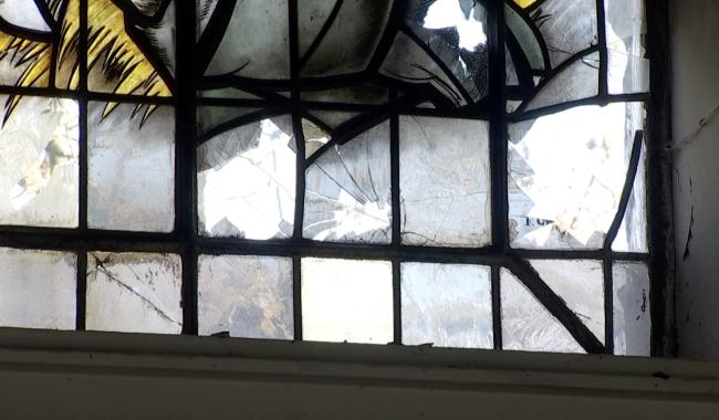 Les vitraux de l'église de Tilly sont toujours en attente de réparation