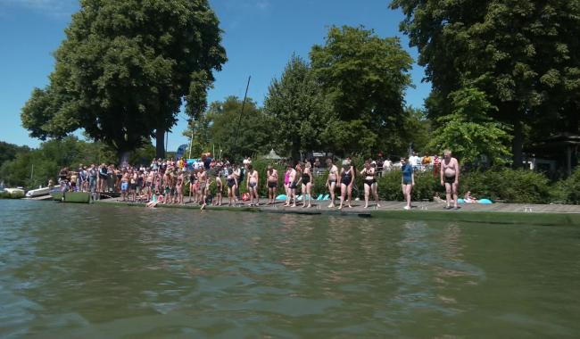 "Big Jump" : 85 nageurs ont sauté dans le lac de Genval pour sensibiliser à la qualité des eaux de surface