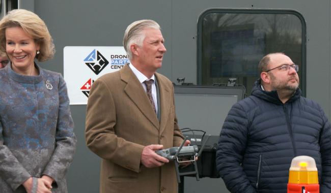 Visite royale à Nivelles : le roi Philippe pilote un drone chez Cap Innove