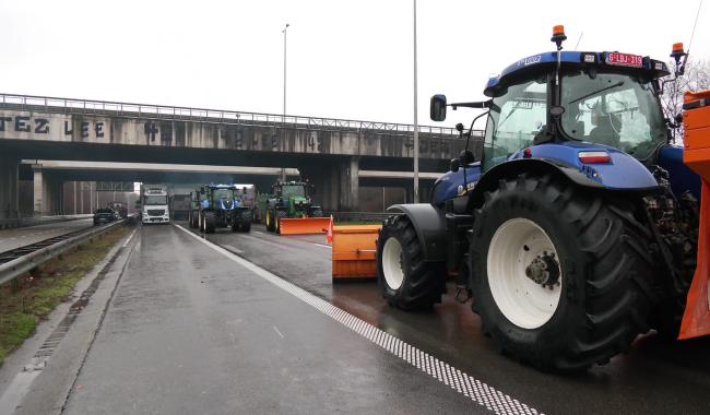 Accord UE-Mercosur : les agriculteurs bloquent l'échangeur entre Haut-Ittre et le Ring de Bruxelles