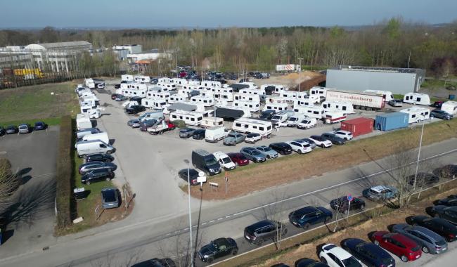 Occupation illégale d’un parking à Wavre : la Ville signe un arrêté de police pour imposer l’évacuation