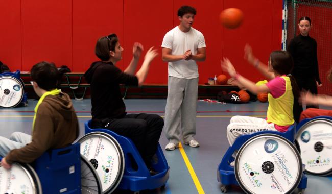 Des jeunes relèvent le défi du handisport à Nivelles