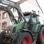 Un panneau, un débat rural : nos routes sont-elles adaptées aux engins agricoles d’aujourd’hui ?