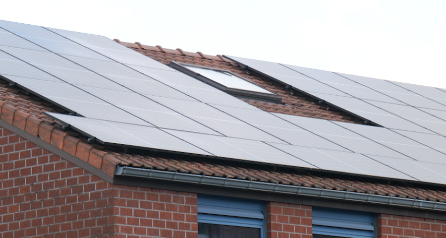 Des panneaux photovoltaïques sur le toit des écoles