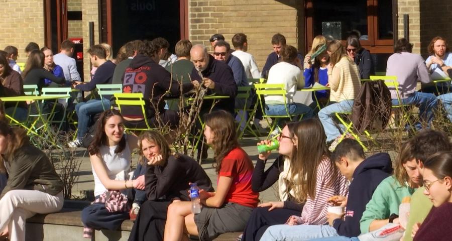 Le soleil relance la saison des terrasses à Louvain-la-Neuve