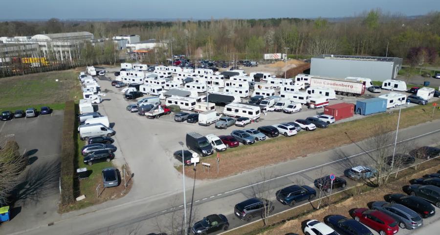 Occupation illégale d’un parking à Wavre : la Ville signe un arrêté de police pour imposer l’évacuation