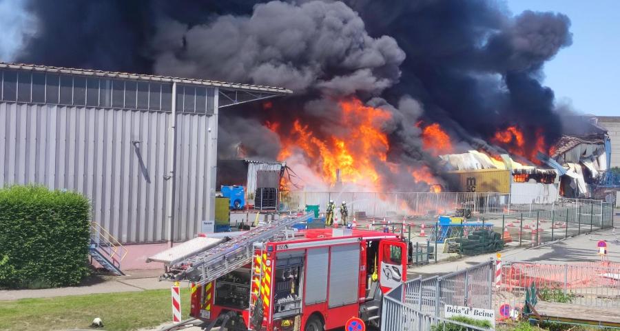Incendie dans un entrepôt textile à Tubize : pas d'amiante détectée dans les fumées