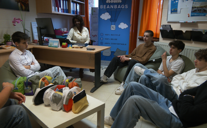 Des poufs en tissus de montgolfière créés par des élèves du Verseau à Wavre