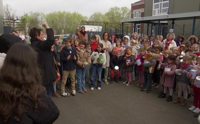 Les élèves de l'école communale de Ramillies ont tambouriné pour la paix