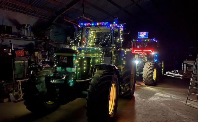 Lasne : Les derniers préparatifs de la parade des tracteurs illuminés