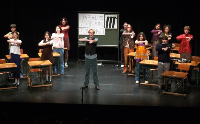 Waterloo : l’Athénée Royal fait un carton avec son adaptation de “La Vague” en pièce de théâtre