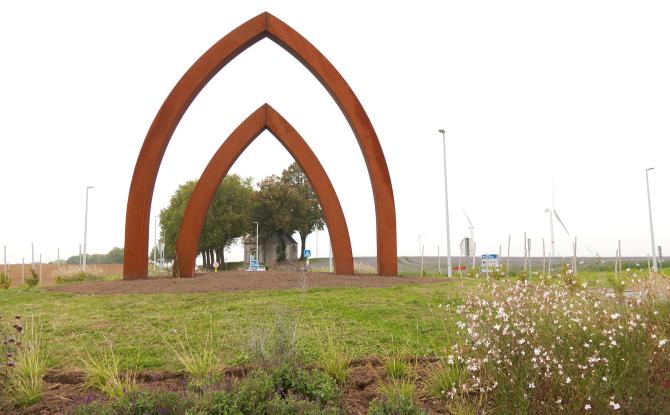 Deux arches gothiques pour évoquer l'Abbaye de Villers à la porte d'entrée sud de la commune