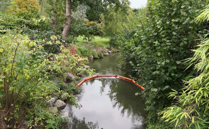 Des “OFNI” dans les rivières de Court-Saint-Étienne pour sensibiliser à la pollution