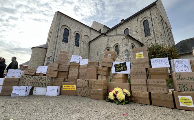 Copie à revoir : 200 enseignants font la leçon à Nivelles
