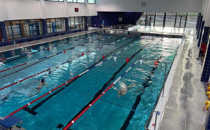 Nouvelle piscine de Jodoigne : les premiers nageurs ont pu tester le bassin