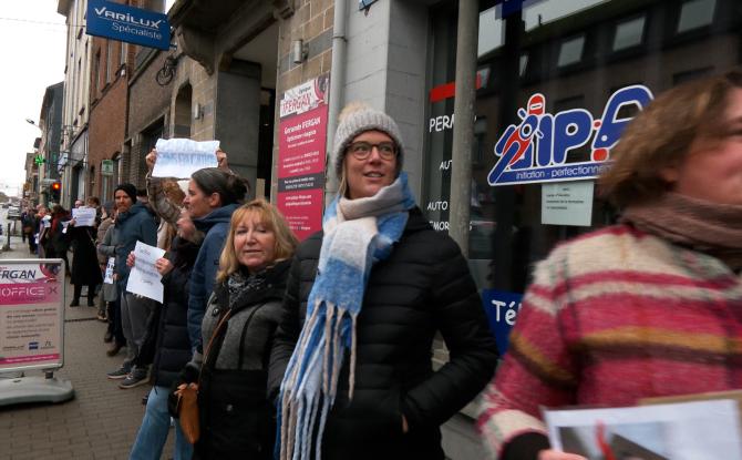 A Jodoigne, une chaîne humaine d’enseignants pour dire non aux réformes